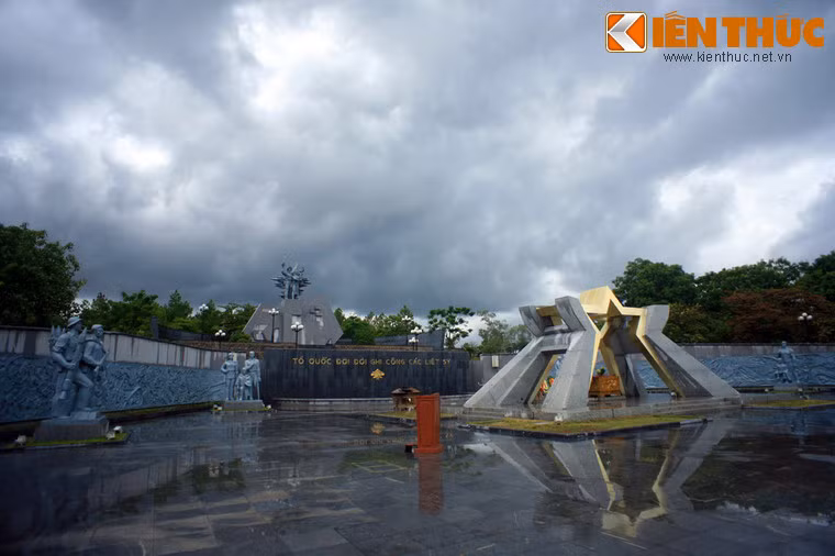 Đây là nơi yên nghỉ của khoảng một vạn anh hùng, liệt sĩ, gồm bộ đội chủ lực, bộ đội địa phương, dân quân du kích và thanh niên xung phong đã từng chiến đấu, phục vụ chiến đấu trên mặt trận đường 9 và ở đất bạn Lào trong suốt cuộc kháng chiến chống Mỹ. Ảnh: Khu hành lễ tại Nghĩa trang Đường 9.