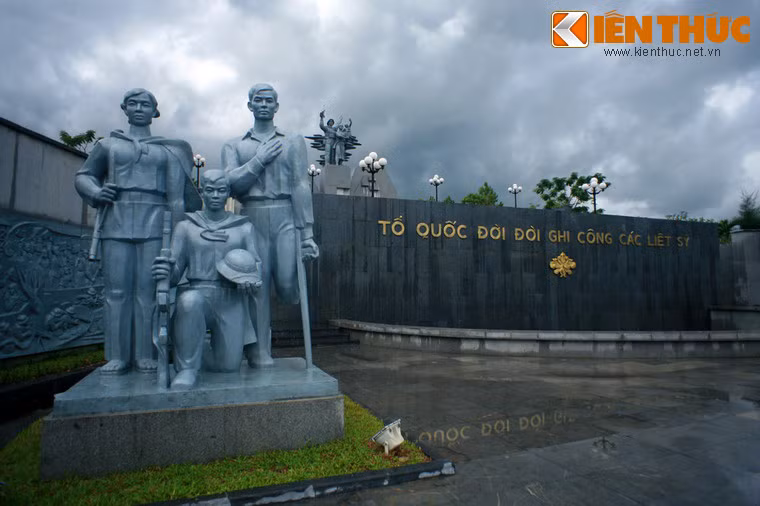 Dọc trục đường số 9, Mỹ và chính quyền Sài Gòn đã cho xây dựng các căn cứ quân sự, các cứ điểm và lô cốt nhằm cắt đứt sự chi viện của miền Bắc cho chiến trường miền Nam. Ảnh: Cụm tượng trang trí tại Khu hành lễ.