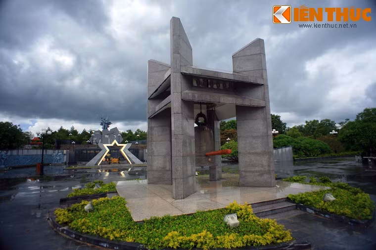 Tại đây, 16 hạng mục công trình lớn nhỏ được thi công, trong đó có hai hạng mục công trình lớn mang tính nghệ thuật và lịch sử là Tượng đài chiến thắng và Khu hành lễ. Ảnh: Tháp chuông tại Khu hành lễ.