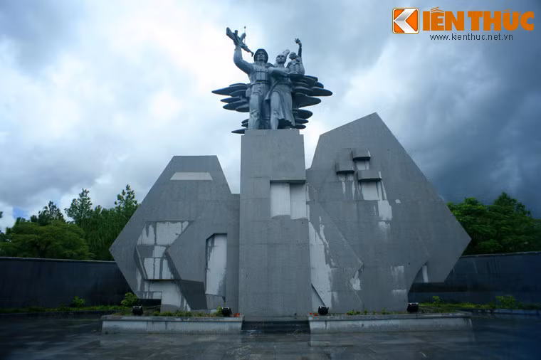 Con đường này đã trở thành nỗi ám ảnh kinh hoàng cho binh lính Mỹ và VNCH trong những năm 1965 - 1972. Ảnh: Tượng đài chiến thắng tại Nghĩa trang đường 9.