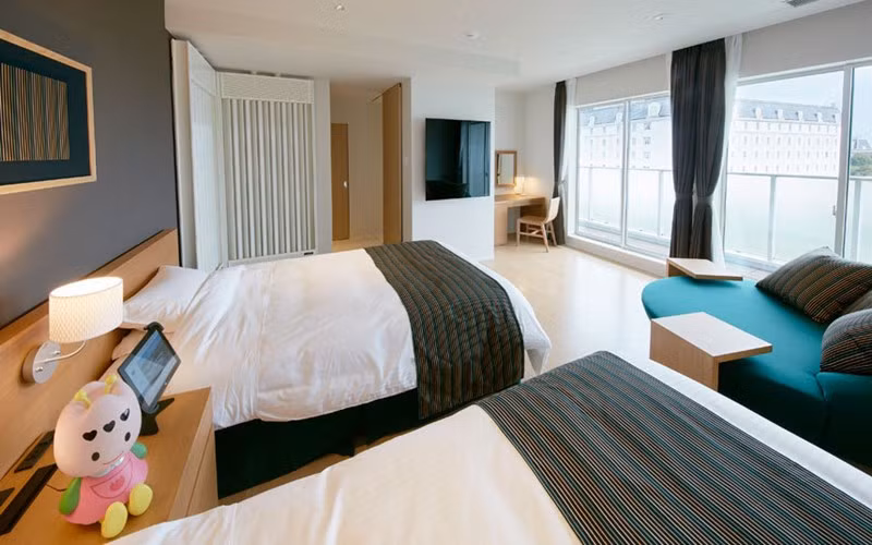 Ngoài các nhân viên robot, các nhân viên là người thật vẫn đóng vai trò phục vụ chính để đảm bảo các dịch vụ luôn được phục vụ tốt nhất.