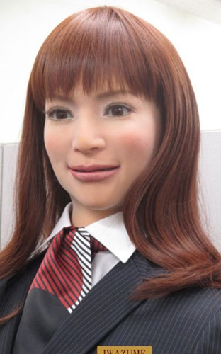 Những con robot có ngoại hình giống hệt người thật, có thể chớp mắt và giao tiếp linh hoạt với khách hàng qua ánh mắt.