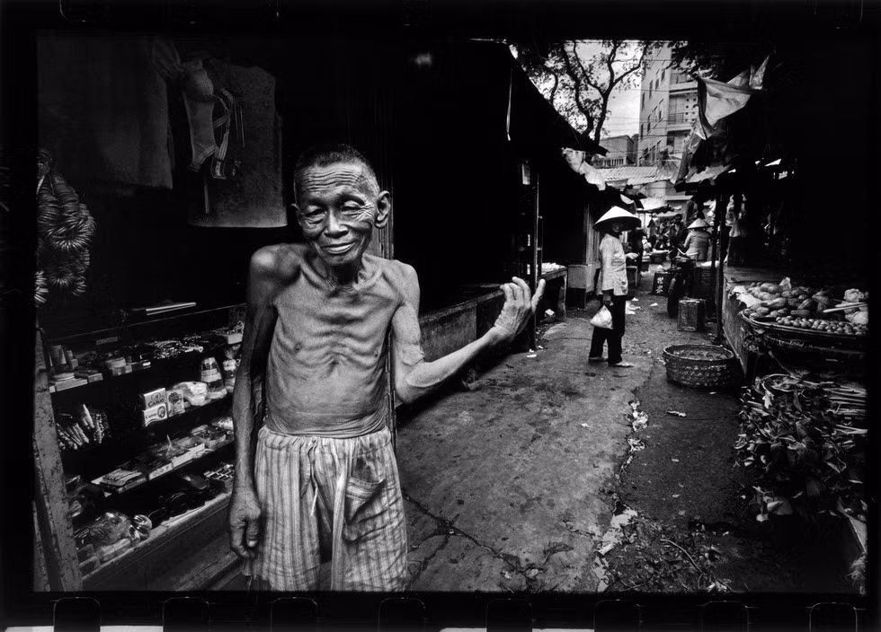 Trong một ngõ hẻm.