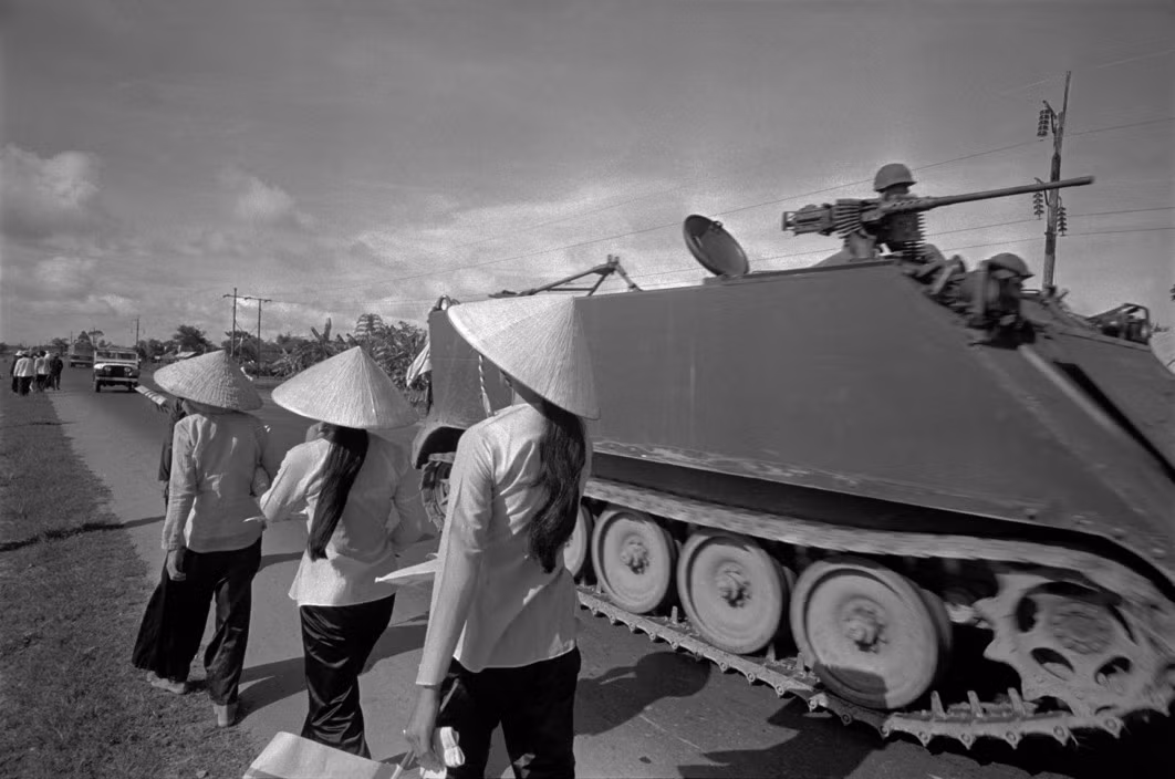 Xe thiết giáp trấn giữ con đường từ Sài Gòn đi Mỹ Tho.