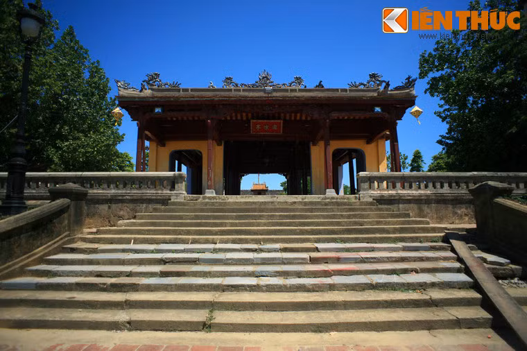 Nền Nghênh Lương Tạ cao 90 cm, bó vỉa bằng gạch vồ và đá thanh, phía bờ sông có 13 bậc cấp dẫn xuống một hành lang xây sát mặt nước sông Hương.