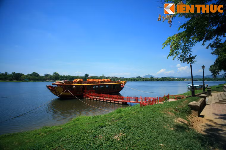 Nghênh Lương Đình cũng nổi tiếng là một vị trí đẹp để ngắm nhìn, cảm nhận vẻ đẹp lãng mạn của sông Hương vào lúc bình minh, khi hoàng hôn hay trong đêm trăng sáng.