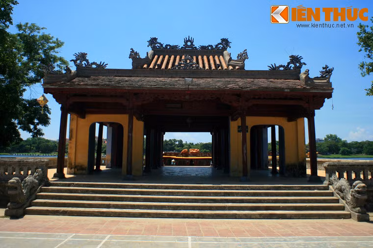 Công trình này là nơi nghỉ chân của các vị vua nhà Nguyễn trước khi đi xuống bến sông để lên thuyền rồng hoặc làm nơi hóng mát.