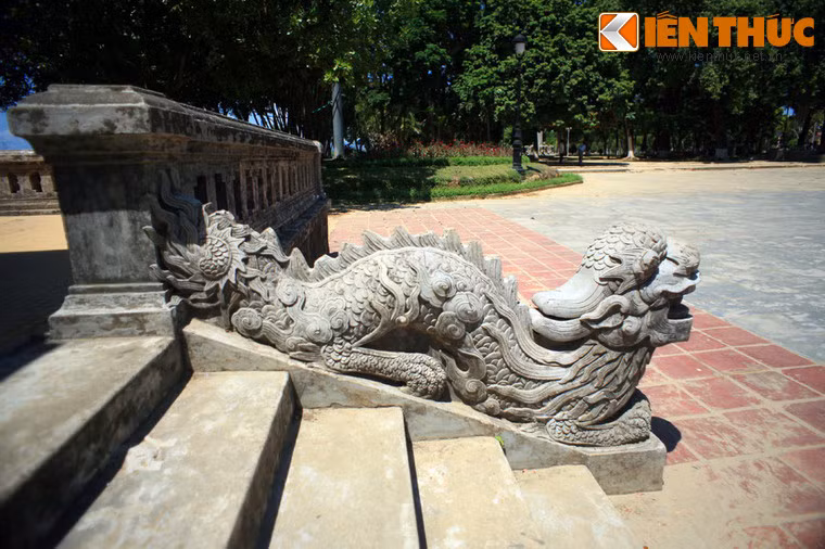 Ngoài Nghênh Lương Đình, kinh thành Huế xưa còn có nhiều nhà tạ khác để phục vụ nhà vua, tuy nhiên, đến nay duy chỉ còn công trình này là tồn tại.