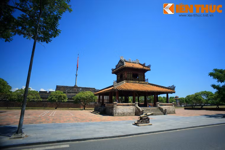 Trước đây, triều đình cho ngăn con đường đi từ cửa Thể Nhơn (tức Cửa Ngăn) ra Nghênh Lương Đình, không cho ai qua lại hoặc thấy mặt vua.