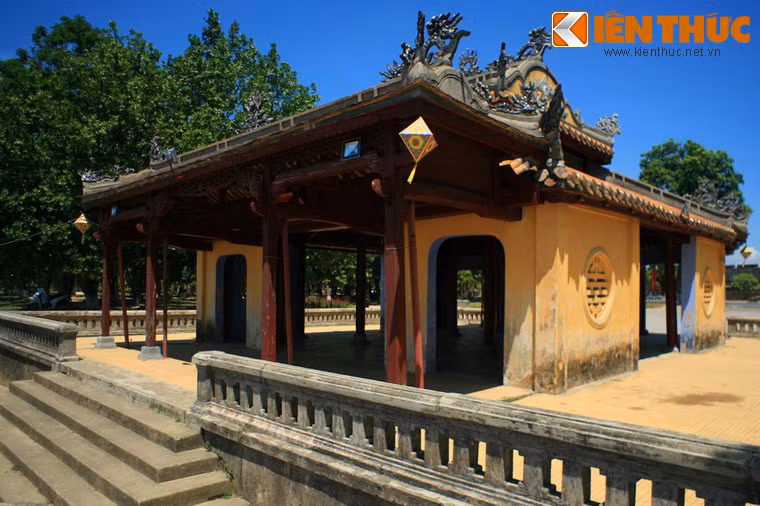 Về tổng thể, Nghênh Lương Đình có kết cấu kiến trúc kiểu phương đình 1 gian 4 chái, phía trước và phía sau đều có nhà vỏ cua nối dài ra. Bộ khung gỗ ở phần trên, nhất là các vì vỏ cua cùng hệ thống liên ba được chạm trổ công phu. Mái nhà chính lợp ngói ống lưu ly vàng, hai nhà vỏ cua lợp ngói liệt men vàng.