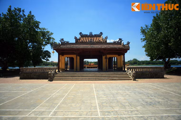 Nằm bên bờ sông Hương, Nghênh Lương Đình hay Nghênh Lương Tạ là một di tích có vai trò khá độc đáo trong quần thể di tích cố đô Huế.