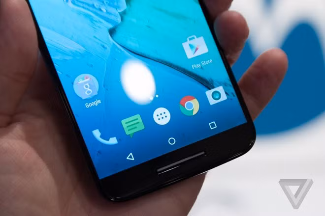 Màn hình của máy có kích thước 5,7 inch, độ phân giải 1.440 x 2.560 pixel. Tỷ lệ hiển thị mặt trước của X Style lên đến 76%. Ở chiếc Moto X thế hệ thứ 3, Motorola đã chuyển sang sử dụng màn hình LCD.