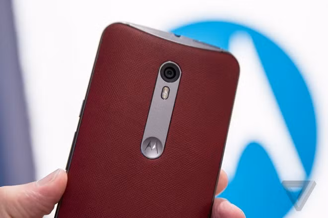 Sở hữu cái tên X Style, điểm Motorola muốn nhấn mạnh ở sản phẩm này là khả năng tuỳ biến, thay đổi phong cách thiết kế mặt sau. Người dùng có thể lựa chọn nhiều màu sắc khác nhau cho phần vỏ nhựa, các nút điều chỉnh, thậm chí phần kim loại gắn cụm camera. Ngoài ra, Motorola cũng cung cấp nhiều chất liệu vỏ khác nhau, từ gỗ, tre cho đến da thật để người dùng lựa chọn.