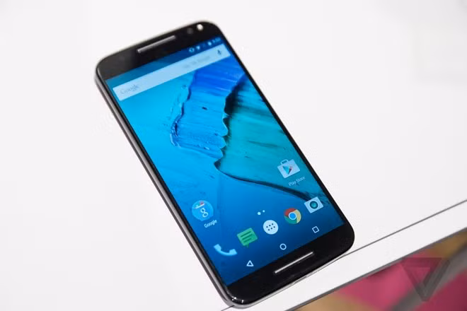 Motorola tuyên bố đây là chiếc smartphone có camera tốt nhất hiện nay. Tuy nhiên, thông tin này cần được kiểm chứng bởi thuật ngữ "tốt nhất" hiện nay được nhiều nhà sản xuất sử dụng tràn lan. Hãng cũng cho biết, Moto X Style sở hữu công nghệ sạc nhanh turbo tốt nhất. Máy dùng pin 3.000 mAh, cho thời lượng sử dụng hỗn hợp khoảng 30 tiếng.