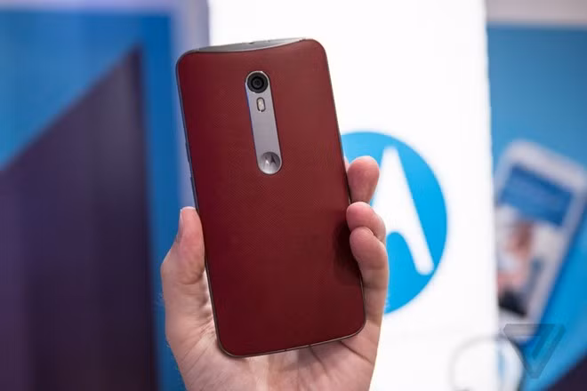 Máy có khung kim loại, các góc bo tròn, thân hơi cong tạo cảm giác ôm tay cho người sử dụng. Tuy nhiên, Moto X Style sở hữu màn hình lên đến 5,7 inch, lớn hơn nhiều so với Moto X 2014 (5,2 inch).