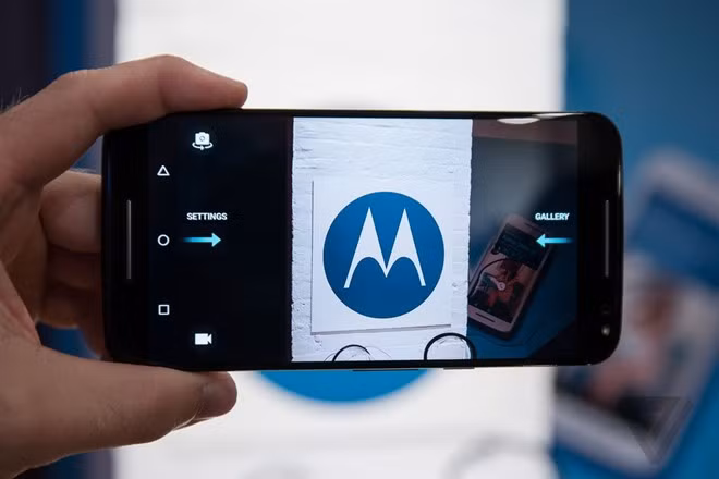 Motorola trang bị cho sản phẩm này camera sau độ phân giải 21 megapixel, khẩu độ f/2.0. Máy có đèn flash kép, khả năng lấy nét theo phase nhưng thiếu hệ thống chống rung quang học.