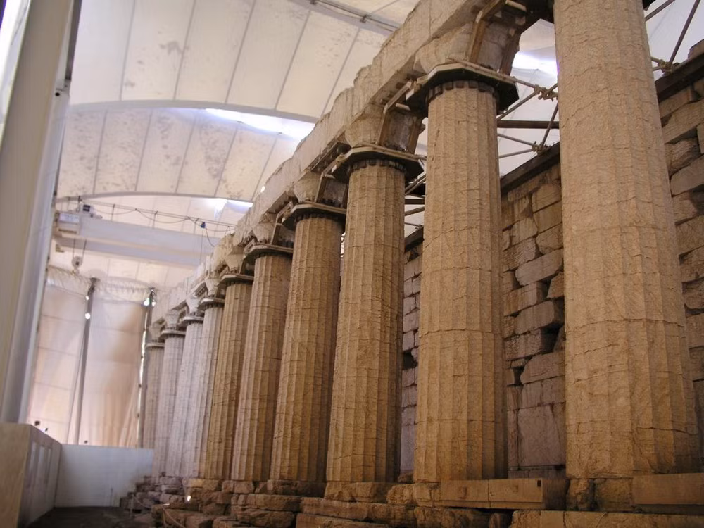 Ngôi đền này xây dựng vào khoảng giữa thế kỷ thứ 5 TCN. Tuy ngôi nằm xa các thành phố quan trọng của Hy Lạp cổ đại nhưng công trình lại gây chú ý vì những đặc điểm kiến trúc khác thường, là sự kết hợp của nhiều phong cách kiến trúc Hy Lạp cổ đại khác nhau như Doric, Ionic và Corinthian.