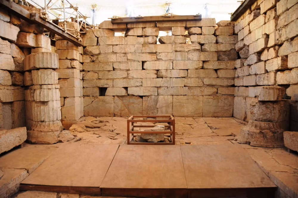 Bên ngoài đền thờ là dãy cột trụ thiết kế theo kiểu Doric với 15 cột chạy dọc theo chiều dài 6 chiếc cột theo chiều ngang.