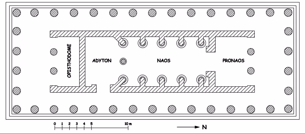 Trong ngôi đền còn có những bức tượng và trụ đá được làm từ đá hoa cương vô cùng lộng lẫy. Những tác phẩm này hiện được trưng bày trong Bảo tàng Anh quốc.