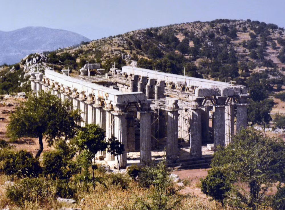 Nằm tại vùng núi xa xôi ở Peloponnese, Hy Lạp, đền thờ thần Apollo Epicurius ở Bassae là một trong những đền thờ cổ đại có quy mô rộng lớn và được bảo tồn tốt trên thế giới
