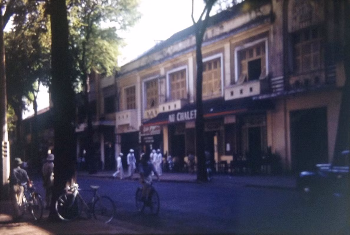 Trên đường Tự Do (nay là đường Đồng Khởi).