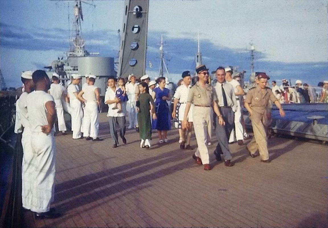 Trên boong chiến hạm USS Rochester.