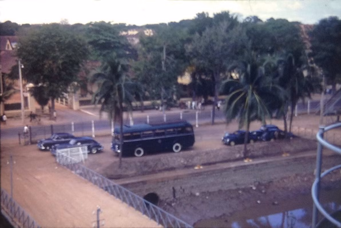 Góc nhìn từ trên một con tàu đang cập cảng Sài Gòn.