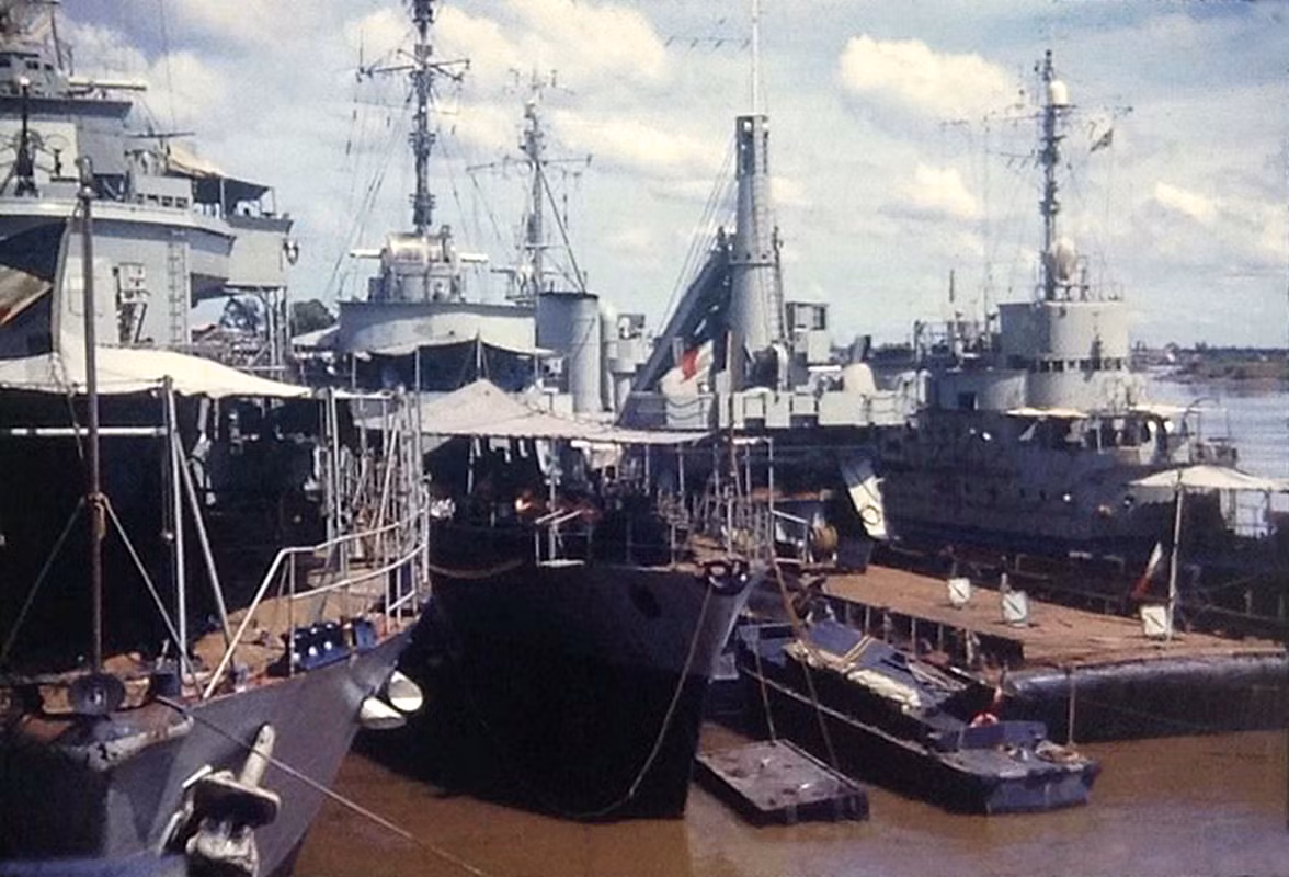 Tuần dương hạm và tàu tuần tiễu của Pháp trên sông Sài Gòn.