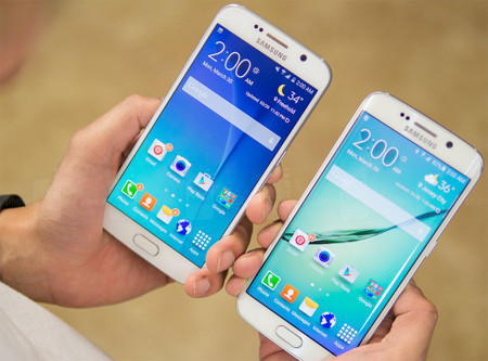 6 &amp; 7. Samsung Galaxy S6 &amp; S6 edge - Công bố: 1/3/2015. Có thể nói, Galaxy S6 đã lột xác hoàn toàn với chiếc áo mới sang trọng, cao cấp với chất liệu kim loại "sang chảnh", thay cho plastic quen thuộc của Galaxy S5. Nhưng cấu hình của S6 cũng không vì thế mà bị lơ là chút nào: Con dế này sở hữu màn hình QHD, camera 16MP cải tiến và bộ nhớ trong UFS 2.0 siêu tốc. Máy cài sẵn hệ điều hành Android 5.0 Lollipop với giao diện độc quyền TouchWiz của Samsung và cũng là smartphone Samsung đầu tiên trang bị vi xử lý 8 lõi "của nhà trồng được". Trong khi đó, Galaxy S6 Edge sở hữu thiết kế màn hình cong 2 cạnh bắt mắt, tinh tế.