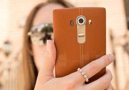  8. LG G4 - Công bố: 28/4/2015. Chắc chắn, G4 không phải là con dế "lột xác hoàn toàn" mà LG từng hứa hẹn, nhưng nó cũng không phải là sự lặp lại buồn tẻ của G3. Con dế này được nâng cấp đáng kể về phần cứng với màn hình chấm lượng tử IPS QHD, vi xử lý 6 lõi 64-bit Snapdragon 808 của Qualcomm, camera chính 16MP đầy sức mạnh (bộ chống rung quang học 3 chiều, cảm biến dải màu). Đó là chưa kể thời lượng pin cũng được cải thiện rõ rệt so với G3. Sản phẩm có các màu Ghi kim loại, trắng sứ và phiên bản da thật.
