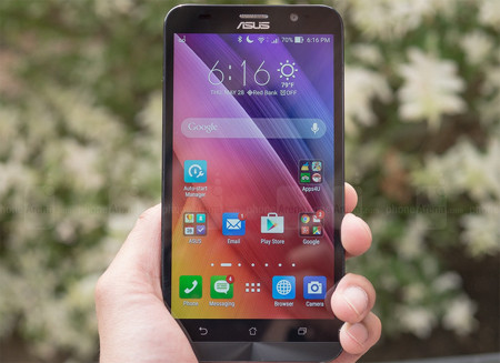  1. ASUS Zenfone 2 - Công bố: 5/1/ 2015. Tính năng đáng chú ý nhất của smartphone xuất sắc này chính là RAM khugrn 4GB, nhưng cấu hình còn lại cũng rất ổn với vi xử lý 64-bit Intel Atom Z3580 lõi tứ, tốc độ 2.33 GHz. Màn hình 1080p có kích cỡ 5.5 inch, được bảo vệ bởi lớp kính cường lực Gorilla Glass 3 chống xước. Camera chính có độ phân giải 13MP với đèn flash LED hai tông màu "Real Tone" hỗ trợ, trong khi camera phụ mặt trước chụp ảnh selfie khá mạnh nhờ độ phân giải 5MP. Máy sử dụng pin 3000 mAh hỗ trợ sạc siêu nhanh và cài sẵn hệ điều hành Android 5.0 Lollipop mới nhất.
