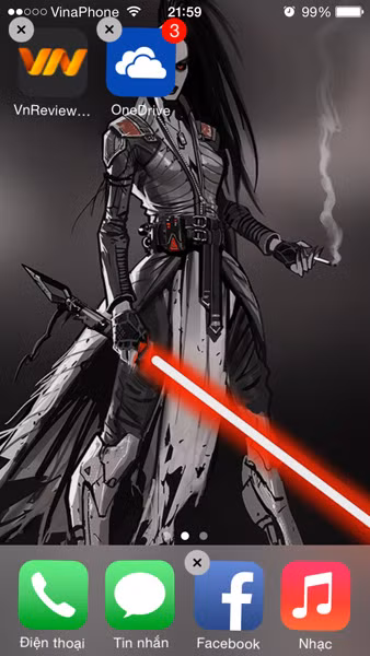  2. Xóa bỏ các ứng dụng không còn nhu cầu sử dụng. Hãy tỏ ra hoàn toàn thực tế với nhu cầu ứng dụng của mình và nhanh chóng xóa đi những ứng dụng có thể cần đến nhưng lại không bao giờ sử dụng. Nếu bạn đã lâu không chơi một tựa game nào đó, hãy xóa game này khỏi iPhone/iPad của mình. Sau khi thử nghiệm các ứng dụng mới và không cảm thấy hứng thú, đừng để cho các ứng dụng này tiêu tốn bộ nhớ quý giá của mình. Để xóa ứng dụng, bạn chỉ cần giữ tay trên màn hình cho đến khi biểu tượng X xuất hiện rồi chạm vào biểu tượng này để xóa.