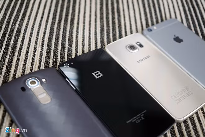 Bphone dùng thiết kế hai mặt kính, khá giống với Galaxy S6 Edge. Tuy nhiên, lớp kính trên Bphone dễ trầy hơn. Bù lại, vì có lưng máy màu đen nên máy ít lộ ra các vết bám vân tay.