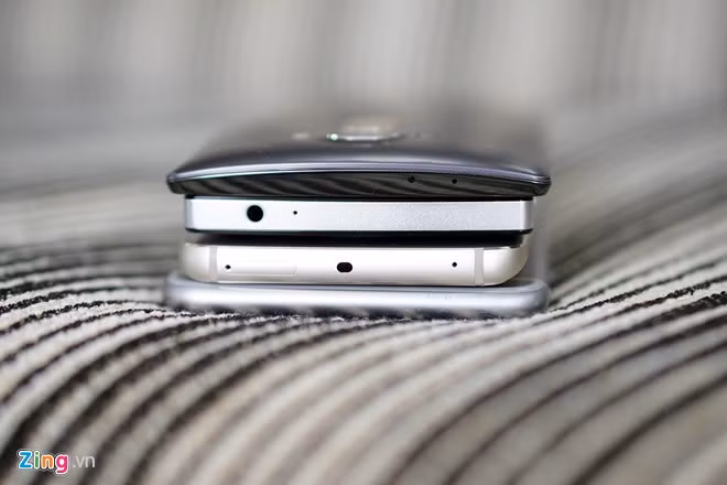 Trái với các model còn lại, Bphone có giắc âm thanh ở cạnh trên cùng.