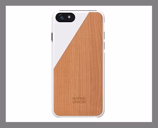  Ốp gỗ sang chảnh. Từ trước đến nay, với các vật dụng trong nhà từ bàn ghế, giường tủ cho đến sàn nhà, rất nhiều người lựa chọn gỗ không chỉ vì độ bền cao mà chất liệu gỗ từ xưa vẫn luôn toát lên vẻ sang trọng. Nay bạn có thể trang bị ốp gỗ của Native Union cho "dế yêu" thêm phần sang chảnh.Hiện nay, Native Union bán ốp gỗ CLIC Wood Case trên Amazon với giá 40 USD. Tuy nhiên, ốp chỉ phù hợp với iPhone 5/5s.