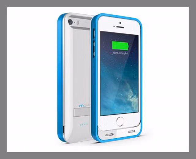  Ốp điện thoại kiêm sạc dự phòng. Nếu pin điện thoại của bạn đã chai hoặc công suất pin không đủ “khủng” để dùng liên tục cả ngày, chiếc ốp lưng điện thoại kiêm sạc dự phòng Maxboost VIVID này sẽ là sự lựa chọn hoàn hảo cho cuộc sống bận rộn của bạn. Ốp có thể cung cấp 125% pin cho iPhone 6, tương đương 18 giờ gọi điện và 14 giờ lướt web. Ốp Maxboost VIVID Battery Case cũng hỗ trợ cho iPhone 5/5s, iPhone 4/4s và Samsung Galaxy S5. Giá của nó cho iPhone 6 trên Amazon là 69,99 USD.
