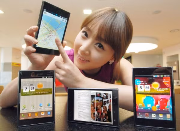 LG Optimus Vu (2012). Thi thoảng, các hãng công nghệ luôn cạnh tranh nhau để được gọi là “người đầu tiên”. Samsung đã thành công với Galaxy Note, mẫu phablet đầu tiên. Tuy nhiên, LG dường như không muốn trở thành người đi sau nên quyết định tung ra thiết bị “độc quyền” và “đầu tiên” là Optimus Vu. Là smartphone màn hình lớn, Vu dùng tỉ lệ 4:3 khiến kích thước trở nên ngoại cỡ, không vừa vặn với túi quần của nhiều người và khó dùng bằng một tay. Hệ quả là mẫu điện thoại của LG thất bại trên phần lớn thị trường.
