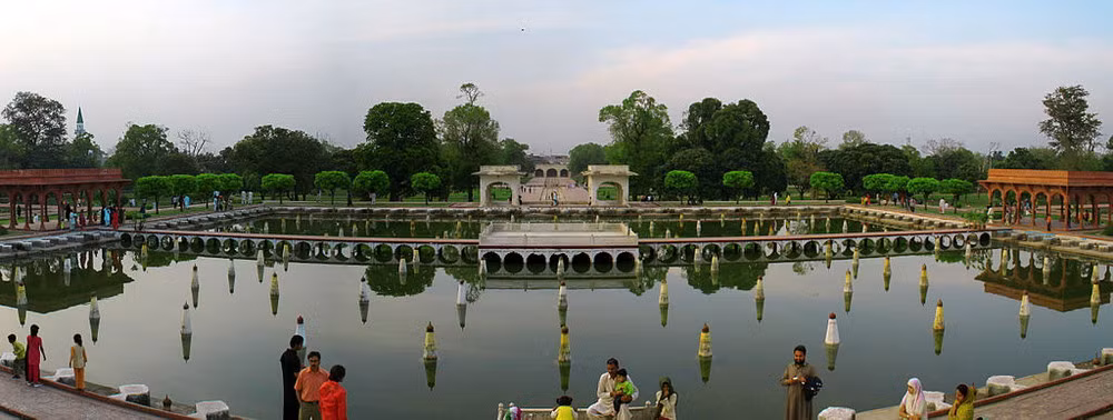 Khu vực xung quanh vườn rất mát do các đài phun nước liên tục, ngay cả trong những ngày hè nóng bỏng.