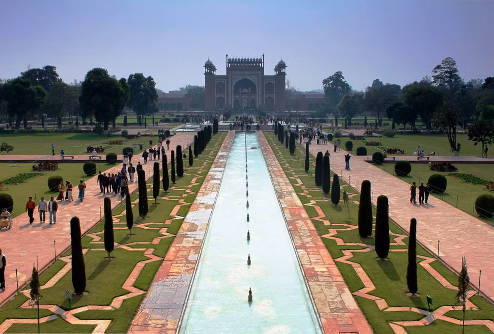 Trong khuôn viên vườn Shalimar còn có nhiều công trình kiến trúc cổ độc đáo như Sawan Bhadum là nơi thưởng lãm cảnh, Naqar Khana Khwabgah hay phòng ngủ, Hammam hay nhà tắm hoàng gia, Aiwan - các phòng khách chính...