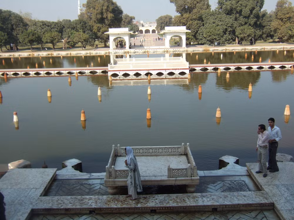 Các đài phun nước ở vườn Shalimar được thiết kế hết sức sáng tạo. Cho đến ngày nay, các nhà khoa học vẫn chưa thể hiểu đầy đủ các hệ thống nước và kỹ thuật nhiệt từ bản thiết kế kiến ​​trúc.