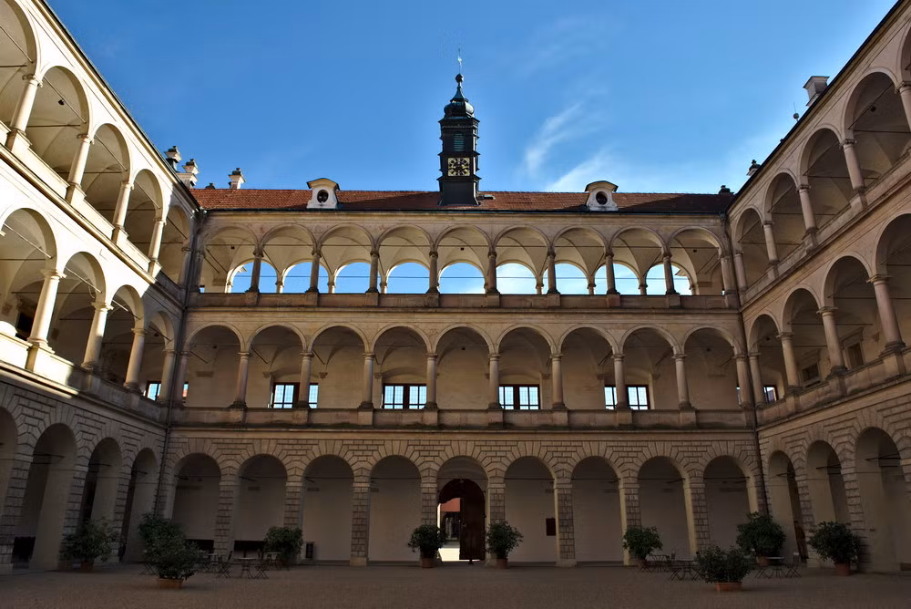 Vào giai đoạn vương triều Bohemia cai trị khu vực, lâu đài Litomysl được hoàng gia cho xây dựng dưới sự giám sát của kiến trúc sư Jan Baptista Avostalis (Giovanni Battista Avostalli) từ năm 1568. Công trình hoàn thành vào năm 1580.