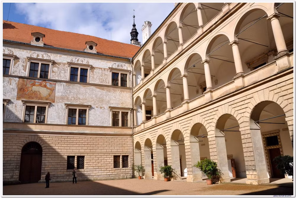 Litomysl được coi là một tòa lâu đài điền hình cho kiến trúc Phục Hưng có nguồn gốc Italia được du nhập vào Trung Âu thế kỷ 16. Thiết kế và trang trí của tòa lâu đài được đánh giá là đặc biệt xuất sắc, bao gồm cả các yếu tố kiến trúc Baroque được thêm vào thế kỷ 18.