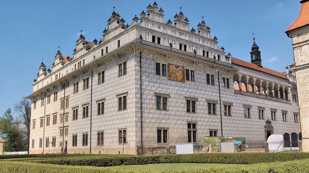 Theo các nghiên cứu, tại vị trí của lâu đài Litomysl từng tồn tại một lâu đài cổ của người Slav. Đây là trung tâm của một khu định cư hình thành từ thế kỷ thứ 10. Bước sang thế kỷ 15, toàn bộ khu vực này đã bị phá hủy bởi các cuộc chiến tranh.