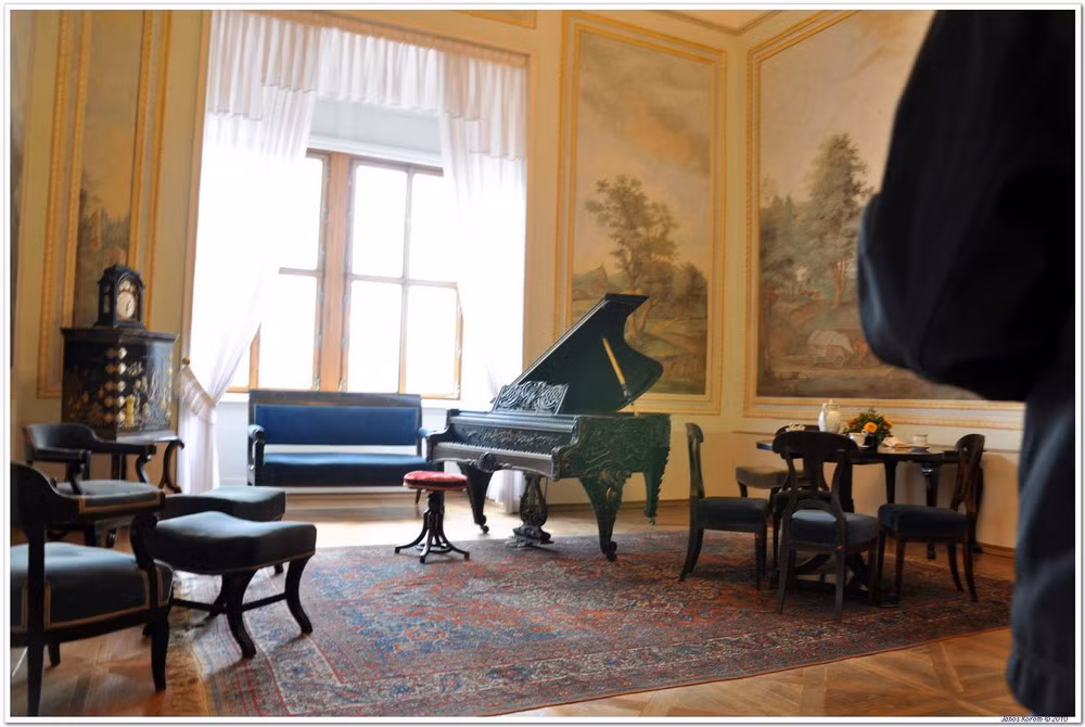 Nội thất của lâu đài mang phong cách tân cổ điển thế kỷ 18, với rất nhiều hiện vật quý giá có tuổi đời 3 thế kỷ.