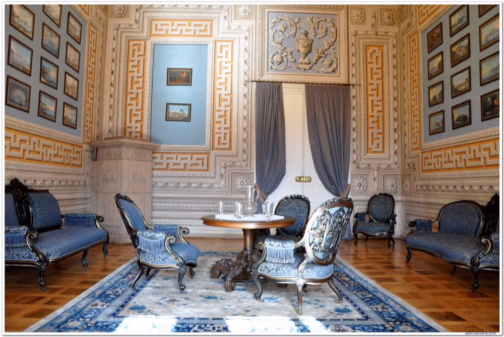 Những bức tranh trang trí trên tường và trần nhà lấy cảm hứng từ mỹ thuật thời cổ La Mã là một nét đặc sắc khác trong nội thất của lâu đài.