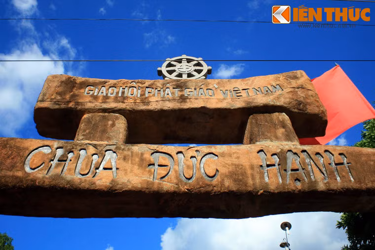 Công trình cổng tam quan bằng đá độc đáo này doo nhóm thợ 3 người thực hiện ròng rã trong 4 năm, từ 2008 - 2011. Các thanh đá nguyên khối này do ông Nguyễn Minh Hóa, chủ một hầm đá, cách chùa 2 km cúng đường.