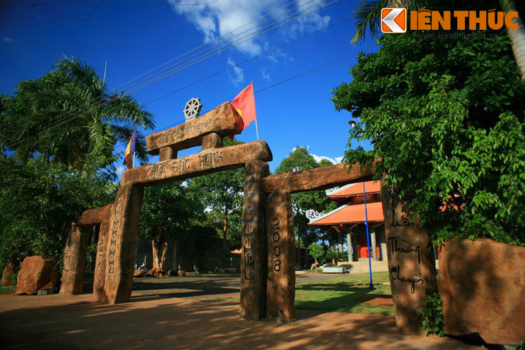 Cổng tam quan này cao 5m, rộng 10m, kết cấu bằng 8 thanh đá khối được ráp vào nhau bằng mộng, giống như gỗ. Đây đều là loại đá khối tự nhiên.