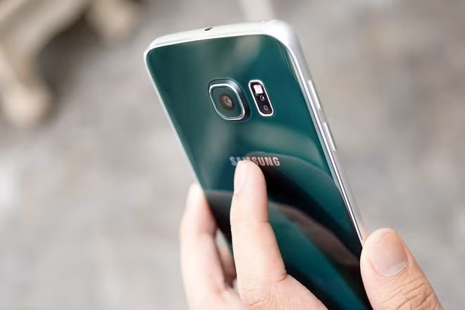  Galaxy S6 Edge xanh ngọc lục bảo (20,99 triệu đồng). S6 Edge là một trong những smartphone đẹp nhất hiện nay. Đặc biệt bản màu xanh ngọc lục bảo. Mặt lưng của máy có thể đổi màu, tùy thuộc góc nhìn của người dùng hoặc điều kiện ánh sáng. S6 Edge xanh ngọc chỉ có bản 64 GB, giá bán 20,99 triệu đồng. Máy lên kệ tại Việt Nam từ ngày 1/7.