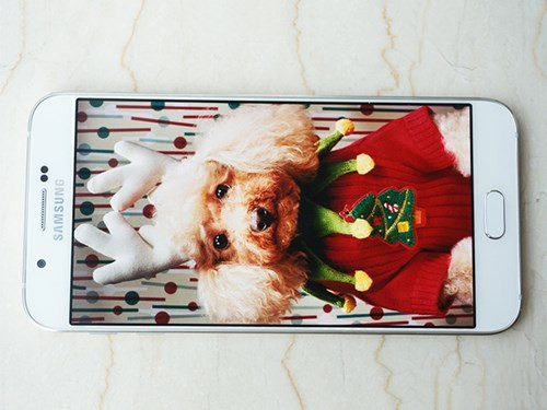 Hiện tại, chiếc smartphone siêu mỏng Samsung Galaxy A8 được cho là sẽ có giá bán tầm 500 USD, tương đương 10,8 triệu đồng.