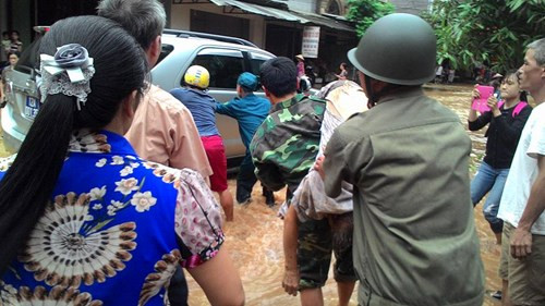 Cu ong 81 tuoi bi lu cuon troi vao cong